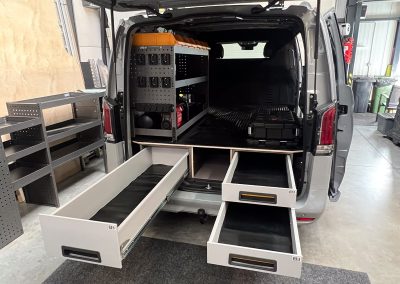 Mercedes-Benz Vito – un système de rangement intelligent pour les véhicules professionnels avec deux compartiments de rangement au sol et un espace supplémentaire pour ranger des objets.